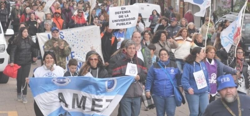 Masiva movilización en Villa Gesell por la educación y la salud pública