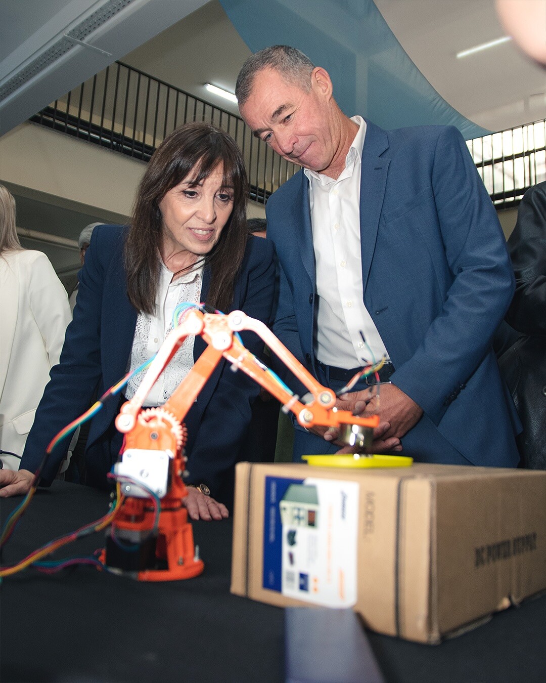 El vice gobernador de la provincia,Fabian Martin,acompañado por la intendenta de la ciudad de San Juan,Susana Laciar, visito  la Escuela Industrial Domingo F. Sarmiento, donde los alumnos del Departamento de Electrónica, presentaron sus proyectos finales.
