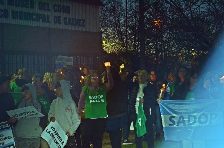 mas-amsafe-4.jpg Docentes de Amsafe y Sadop realizaron una marcha de antorchas