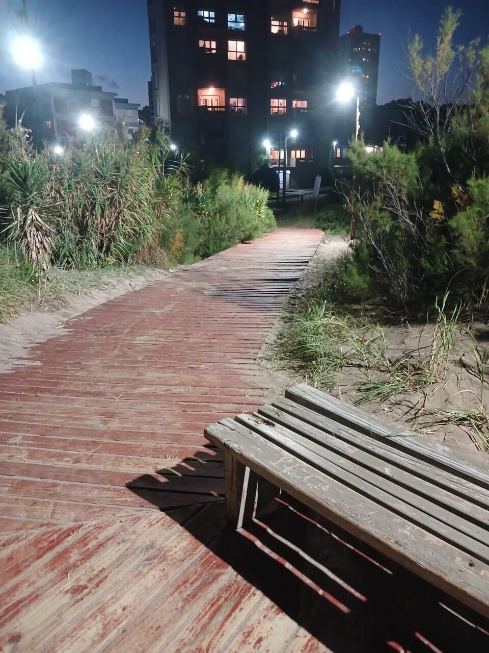 Más luces en la rambla de la zona Norte de Villa Gesell