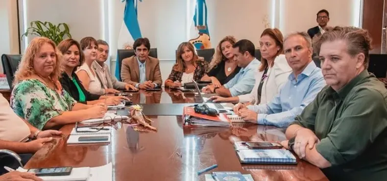 La ministra de Educación, Silvia Fuentes confirmó la convocatoria para retomar el debate salarial.