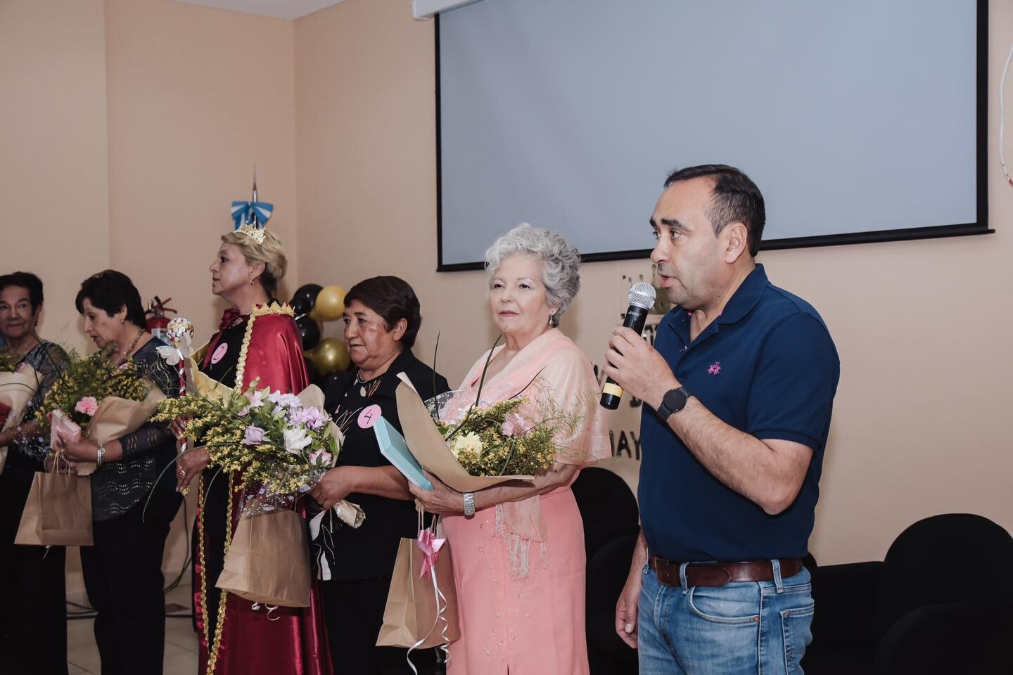 El Centro de Informes Turísticos de Pismanta, Las Flores,fue el  fue el escenario perfecto para un emotivo acto que reunió toda la  comunidad en la elección de la Reina de Personas Mayores.