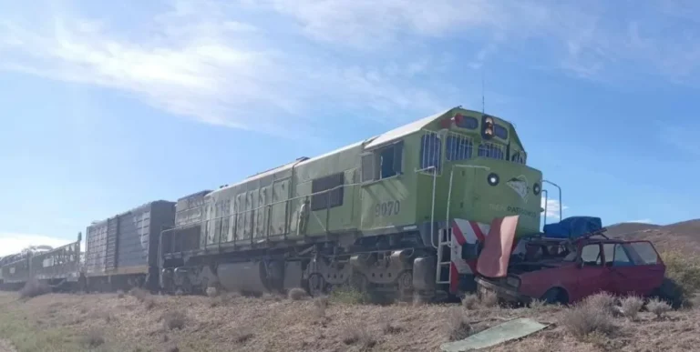 Choque entre el Tren Patagónico y un auto en Comallo dejó tres personas heridas