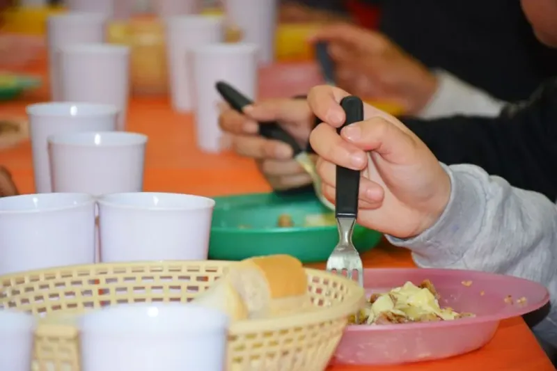 Refuerzan la asistencia alimentaria: la demanda en comedores creció un 30 % y la Provincia aumenta las partidas