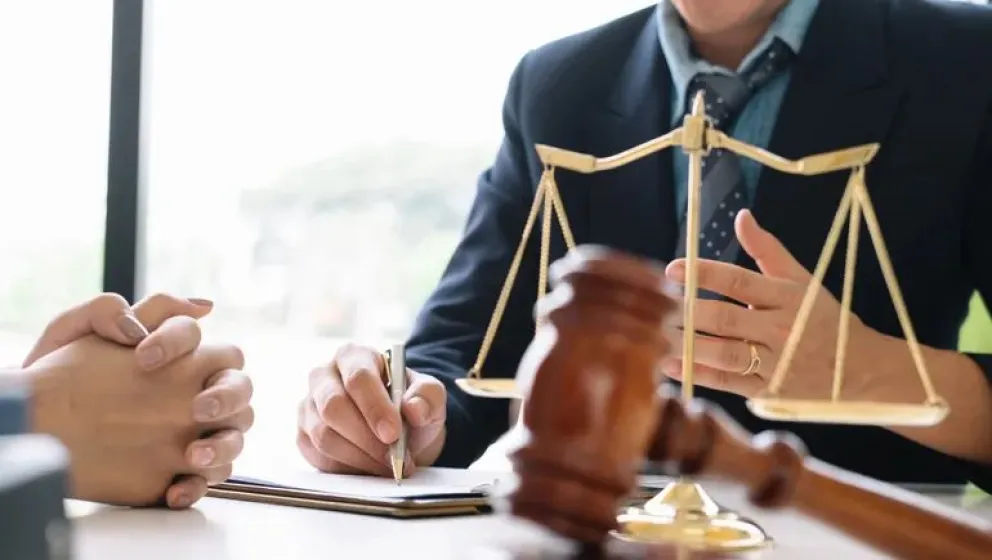 Ordenan el cese de una cuota alimentaria que un padre pagaba a hijos de 27, 37 y 26 años