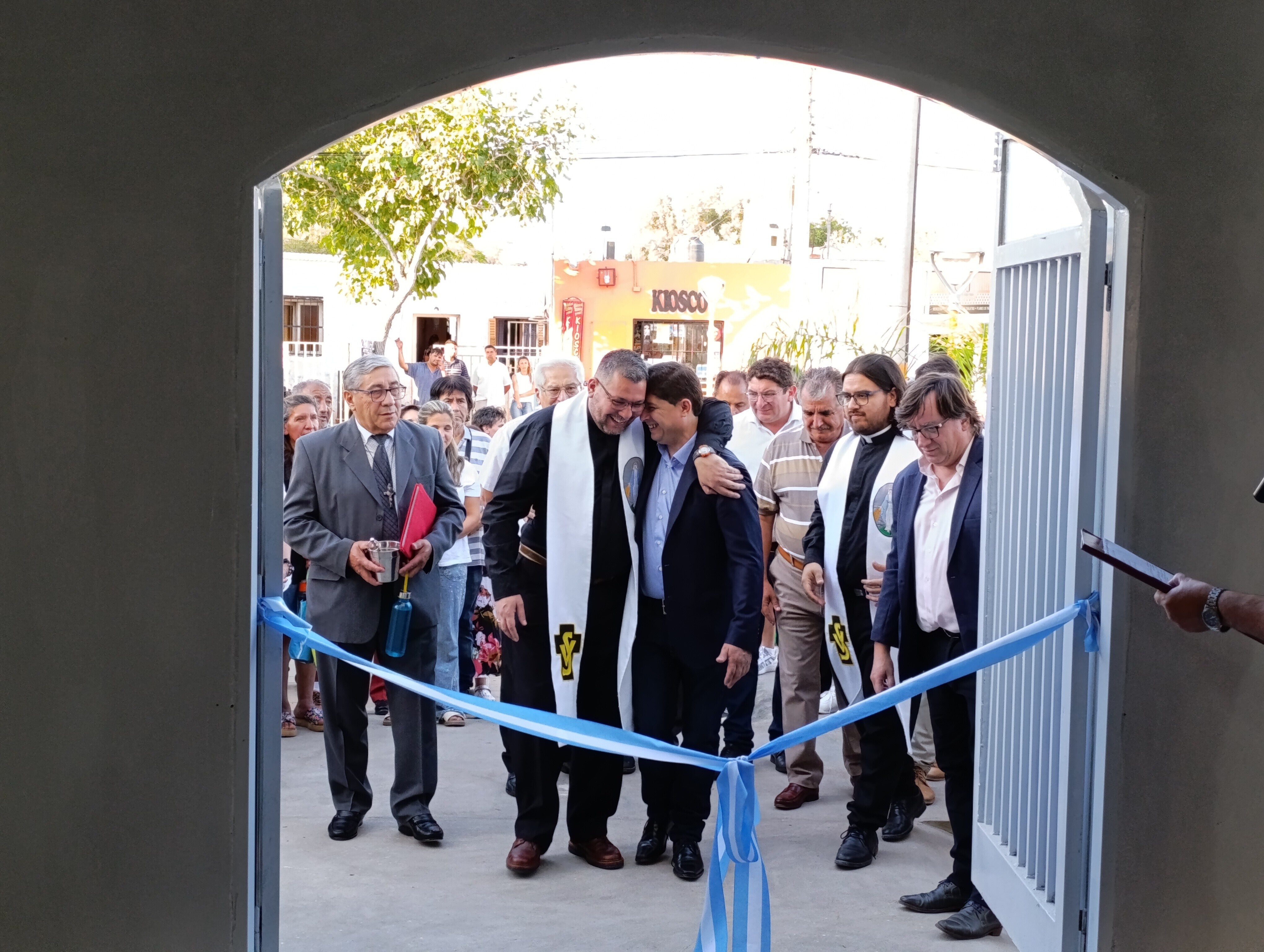 En un emotivo acto el intendente de Santa Lucia, Juan José Orrego, dejo inauguradas las obras del nuevo SUM del Santuario Arquidiocesano Medalla Milagrosa .
