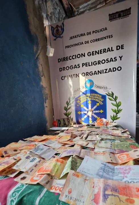 mesa-dinero.webp Desarticulan un kiosco narco en el barrio Cichero y detienen a tres personas