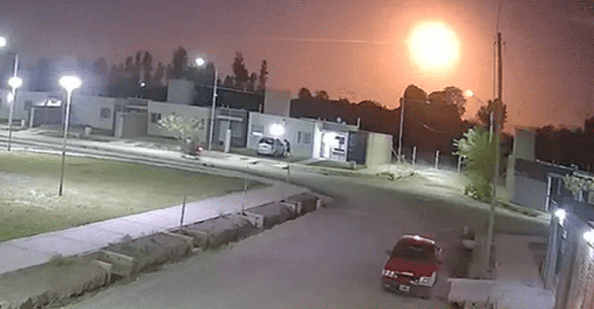 Videos virales: un meteorito cruzó el cielo sanjuanino a medianoche.