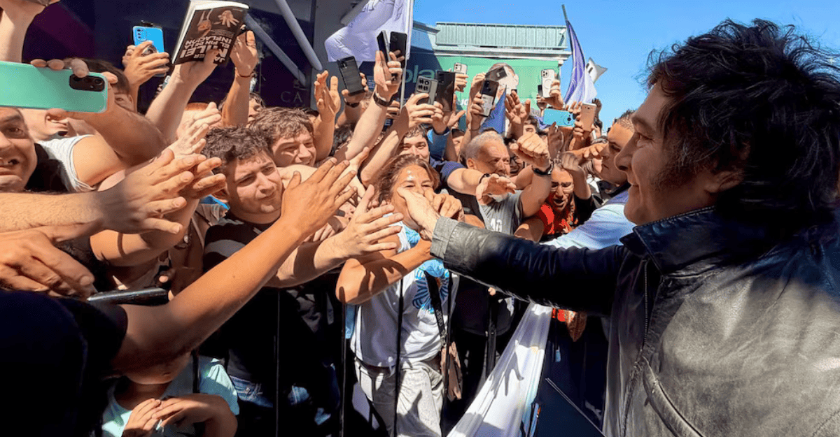 Enfrentamientos y piedras: Milei suspendió su caminata en Santa Fe. Enfrentamientos y piedras: Milei suspendió su caminata en Santa Fe.