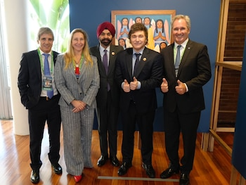 El presidente Javier Milei y su equipo económico se reúnen con Ajay Banga, titular del Banco Mundial, para discutir un paquete de financiamiento destinado a fortalecer la economía argentina.