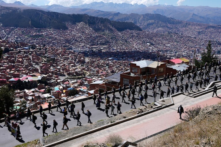 mineros-artesanales-marchan-durante-una-protesta-para-exigir-acceso-a-zonas-mineras-ampliadas-en-la-paz-bolivia-el-jueves-14-de-mayo-de-2026-foto-apjuan-karita-4UGCI2M5EBQAIWQ3YDNYZTY5CM.jpg