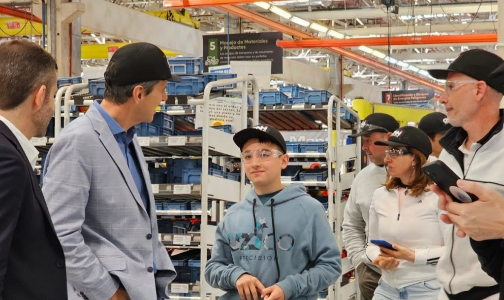 Thiago, el joven de Monte Maíz que construyó su propio tractor, visitó la planta de CNH