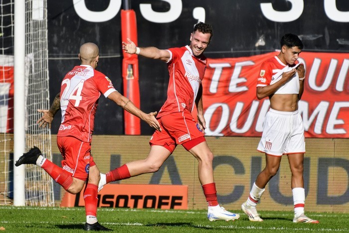 Argentinos vapuleó a Estudiantes, que igual clasificó. Ganó Racing