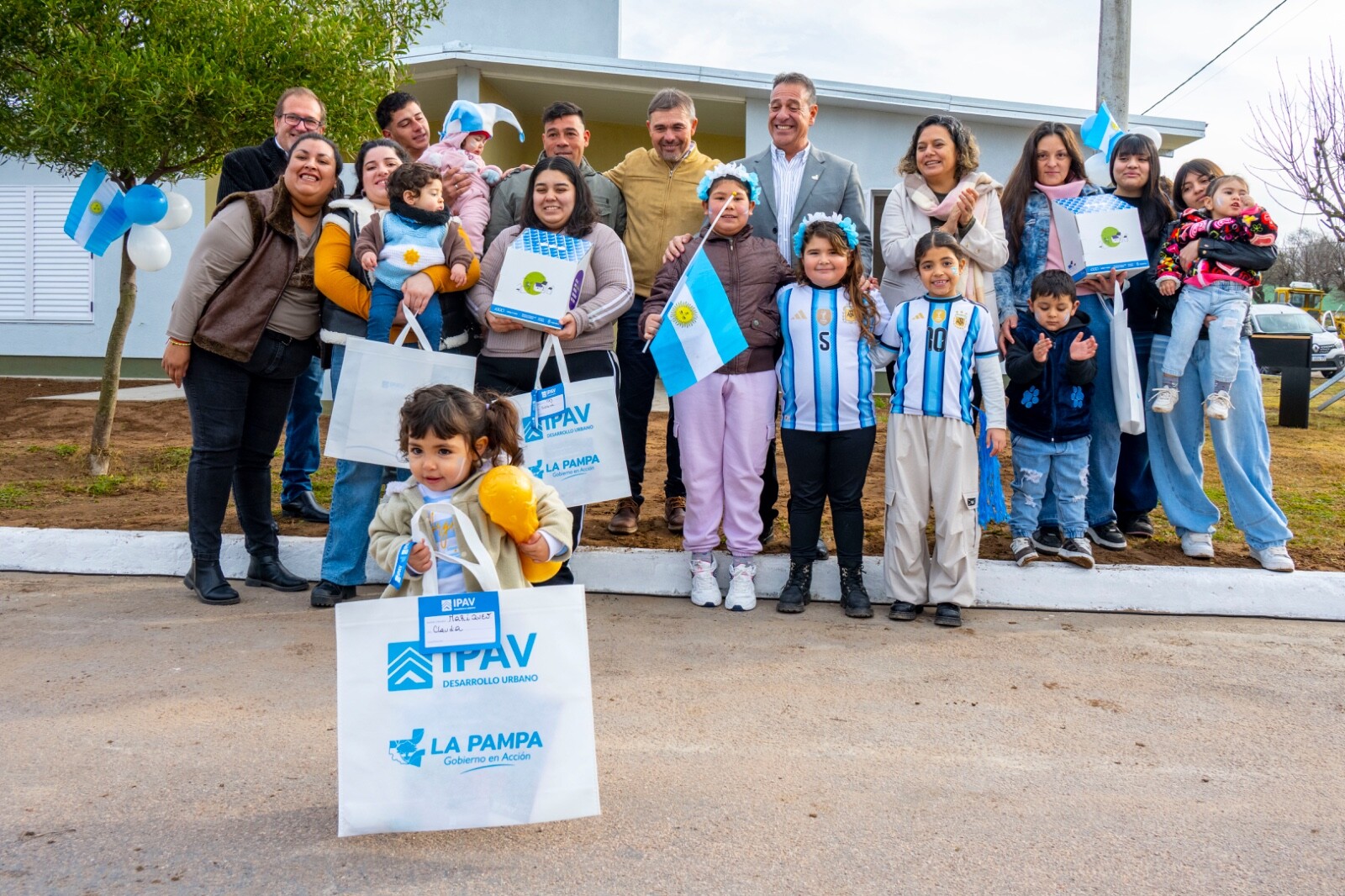 En Monte Nievas el Gobierno entregó viviendas y anunció la construcción de más unidades