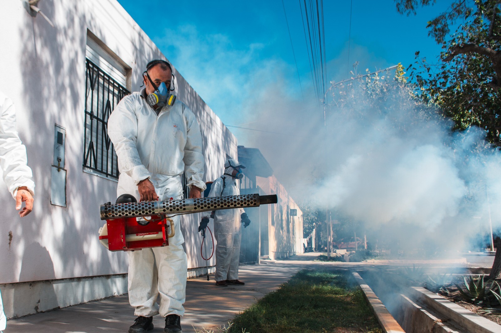 La Municipalidad de Rawson busca reducir los criaderos de mosquitos y concientizar a la población sobre la importancia de mantener los espacios libres de posibles focos de reproducción del insecto.