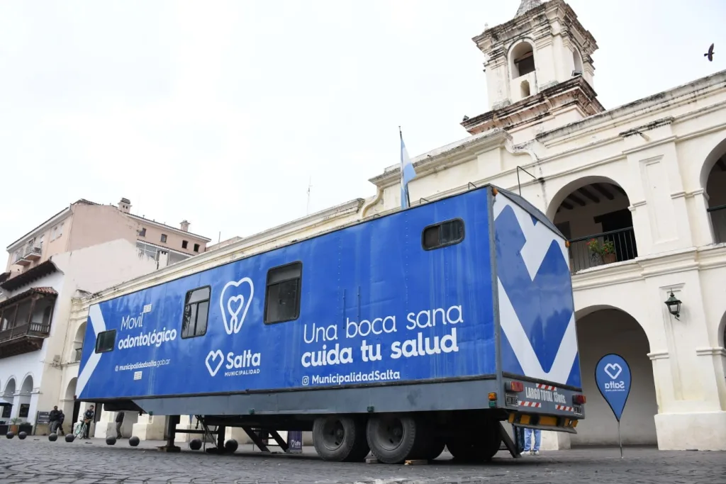 movil-odontologico-en-el-cabildo-3-1024x683.webp Municipalidad de Salta: El Móvil Odontológico llevó adelante una campaña sobre salud de las encías