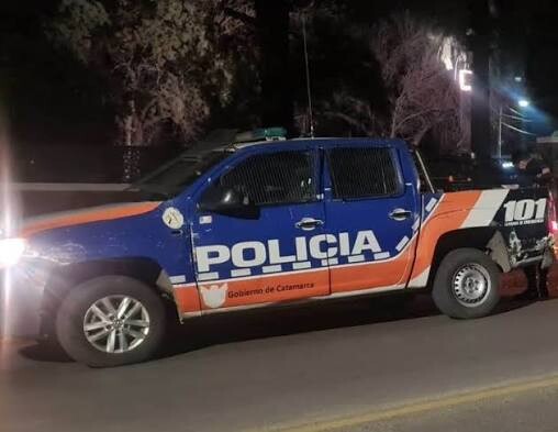 Un conductor alcoholizado chocó contra dos autos estacionados