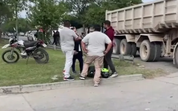 Camión se quedó sin frenos y una moto quedó incrustada