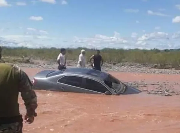 Lo que dejó la lluvia en Salta: un auto fue arrastrado por un río y una moto terminó en un canal