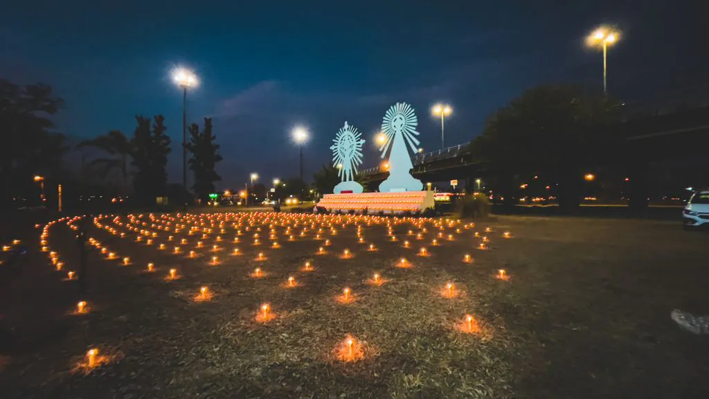 multimedia.normal.8d8121ae455df281.bm9jaGUtZGVsLXBlcmVncmlub19ub3JtYWwud2VicA==.webp La rotonda del Peregrino se iluminará con 800 velas desde las 18:00 hs.