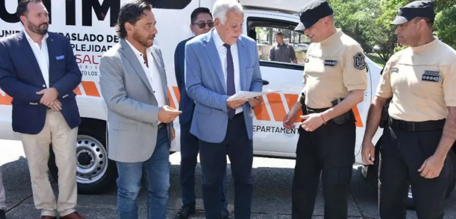 El Gobierno de la Provincia entregó un nuevo móvil a la Institución Policial