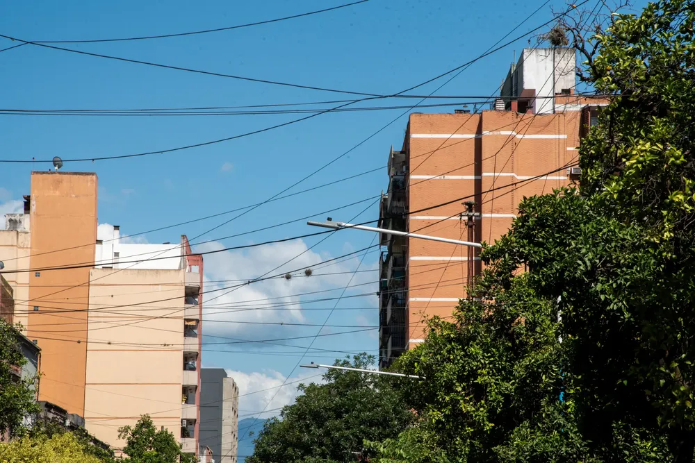 Contaminación visual: Santa Fe aprobó un plan para ordenar el cableado aéreo y retirar los cables en desuso