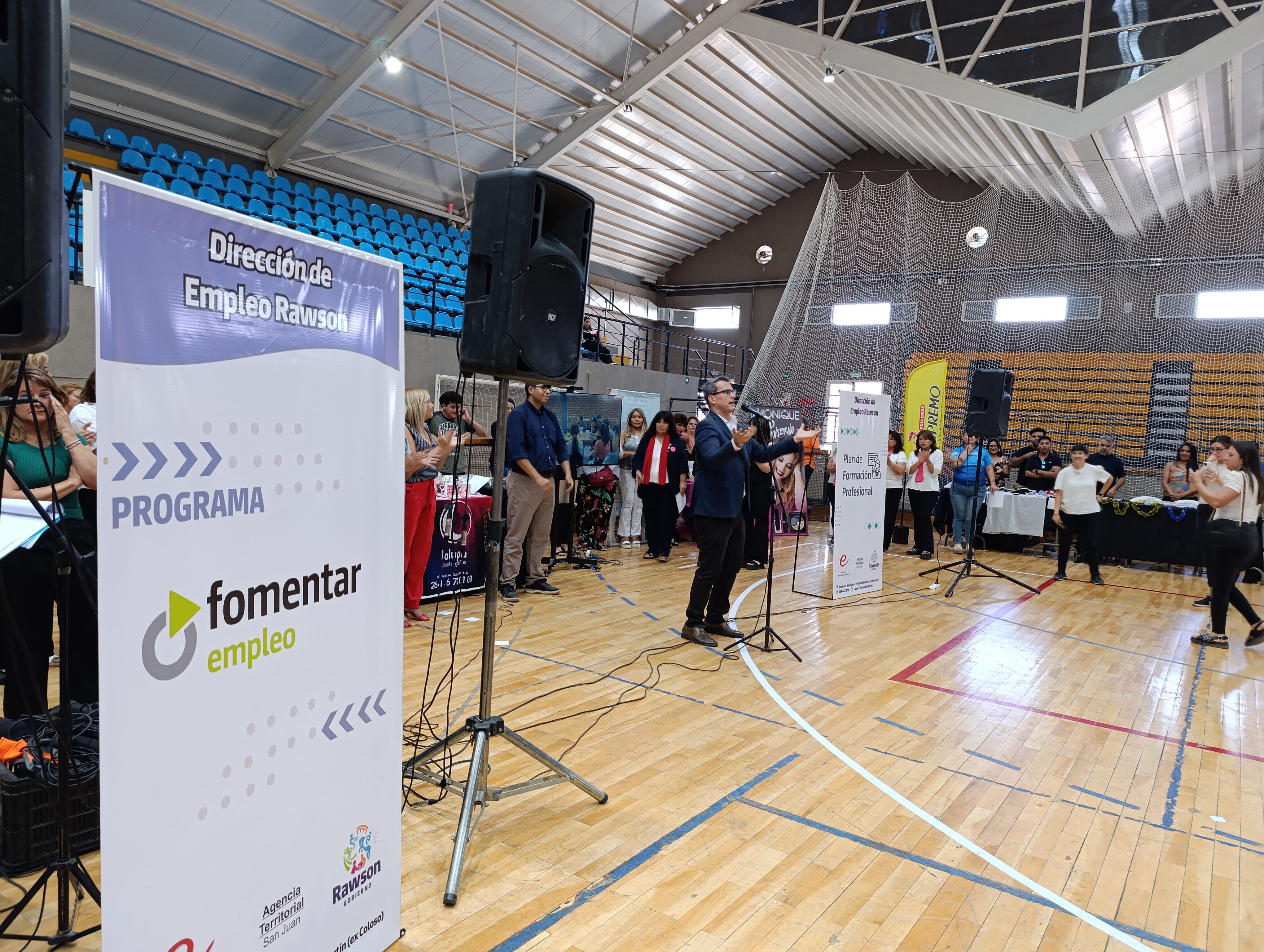 El intendente Carlos Munisaga encabezó el acto de cierre de las capacitaciones en distintos talleres  destacando la labor conjunta entre municipio, comunidad y empresas locales para generar oportunidades laborales.