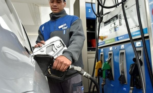 nafta_ypf.jpg CONFIRMADO: desde el 1 de mayo, YPF bajará el precio de los combustibles