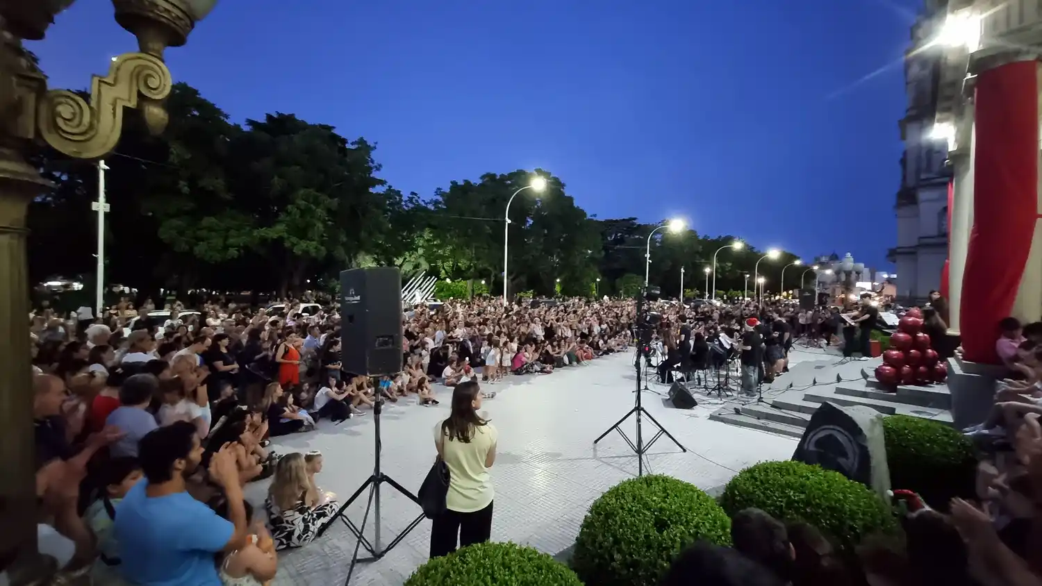 El Municipio recibió la Navidad en la Plaza Independencia