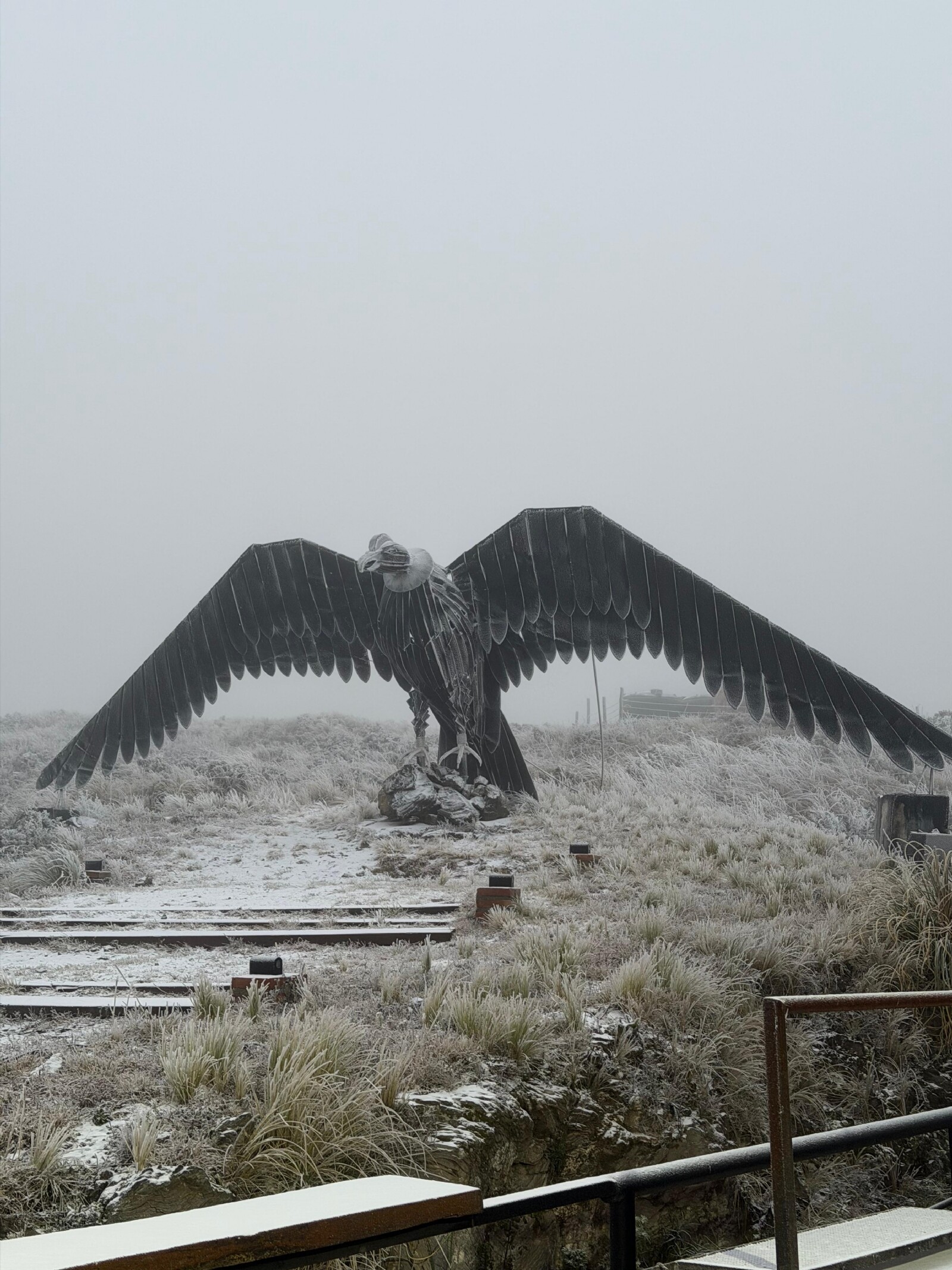 La primera gran nevada del invierno dejó una nueva postal de la Hostería Cuesta El Portezuelo