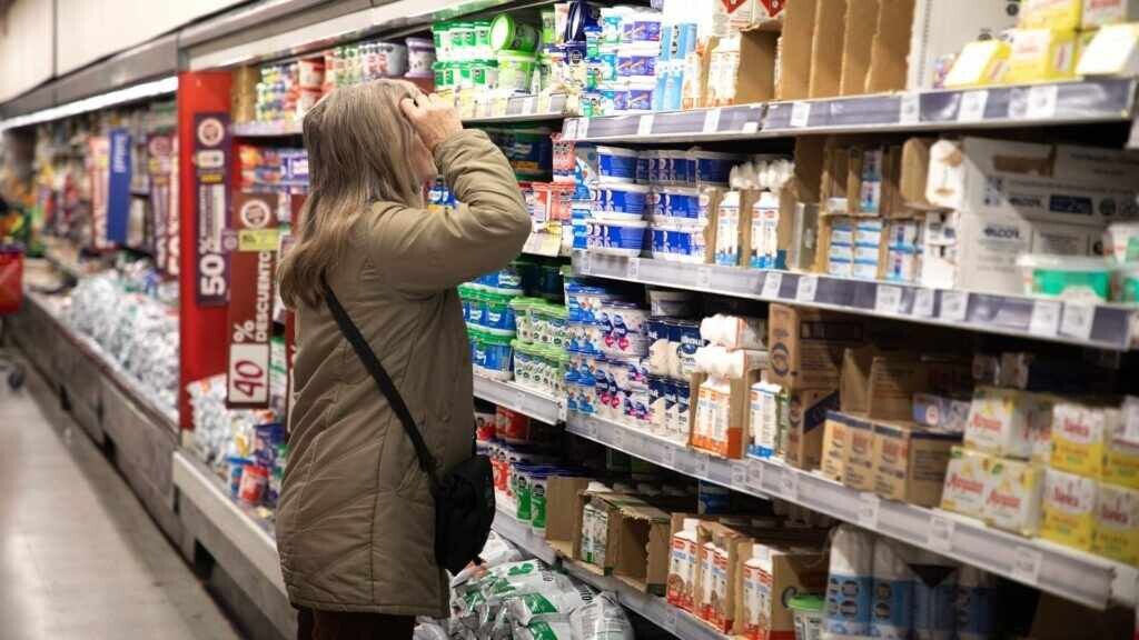 Nuevos datos: el 76% se endeuda para pagar alimentos, salud y servicios