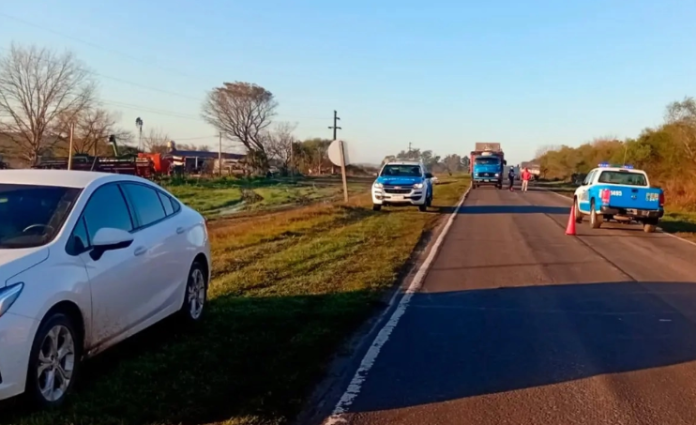 Conductor fue hospitalizado en Concordia tras protagonizar un impacto frontal entre un camión y un auto en la autovía 18.