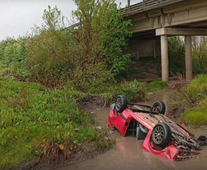 Ruta 39: Automóvil cayó a un arroyo desde un puente esta madrugada.