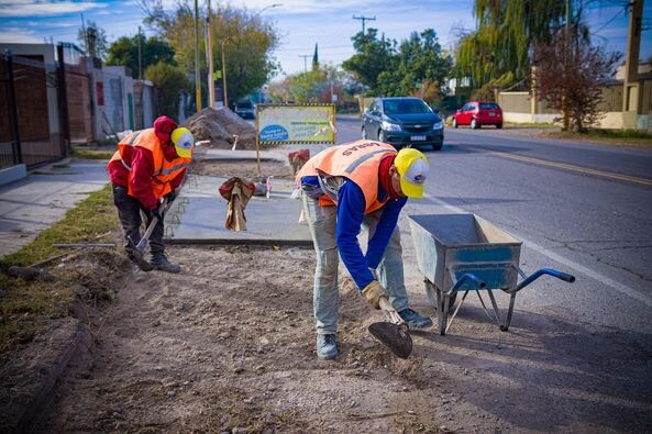 SANTA LUCÍA: el Municipio sigue trabajando en reparación de veredas, banquinas y cordón cuneta