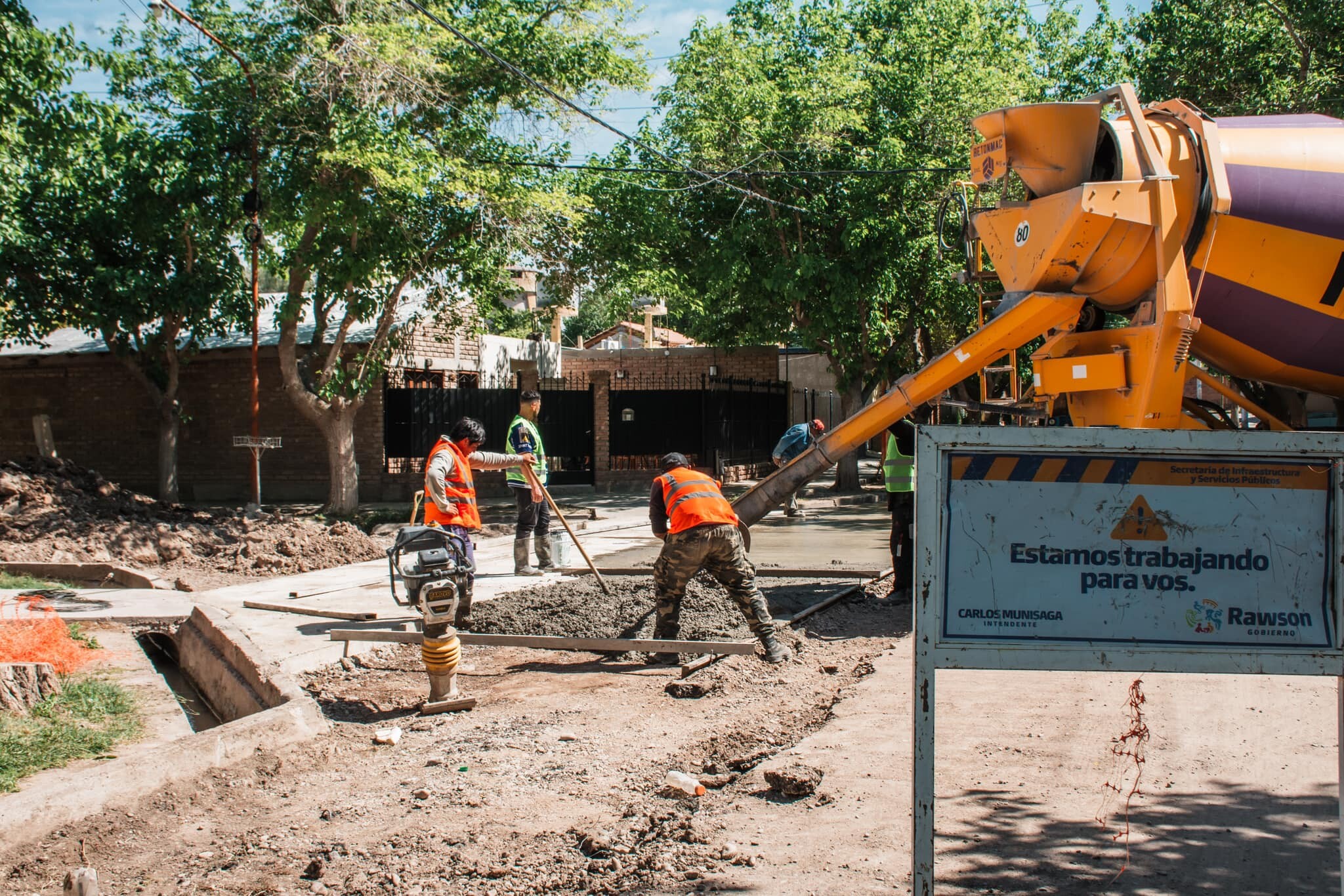 El municipio de la ciudad de Rawson avanza con trabajos de pavimentación en distintos sectores del departamento.