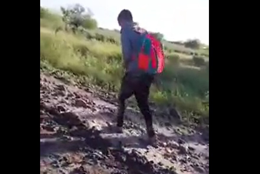 La Comunidad Educativa de la Esc.624 de Ocampo Norte, Reclama y Quiere soluciones Por El Mal Estado Del Camino