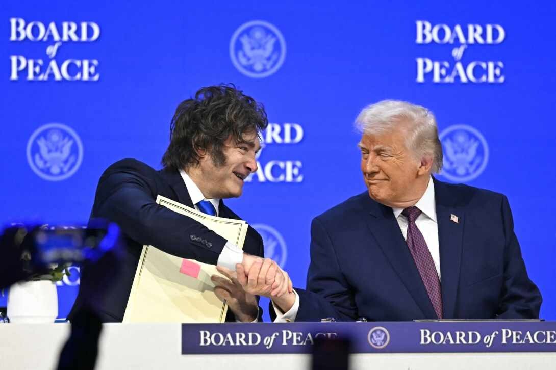 Milei cumplió con Trump y el pago a los buitres es ley