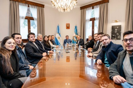 En un acto celebrado en Casa de Gobierno y con la presencia del gobernador Marcelo Orrego, se firmó el Acta de Entendimiento que es un paso clave para luego dar inicio de la obra de la Ruta Nacional Nº 40. Este proyecto, de gran envergadura, que es la Sección II, Cochagual, Tres Esquinas