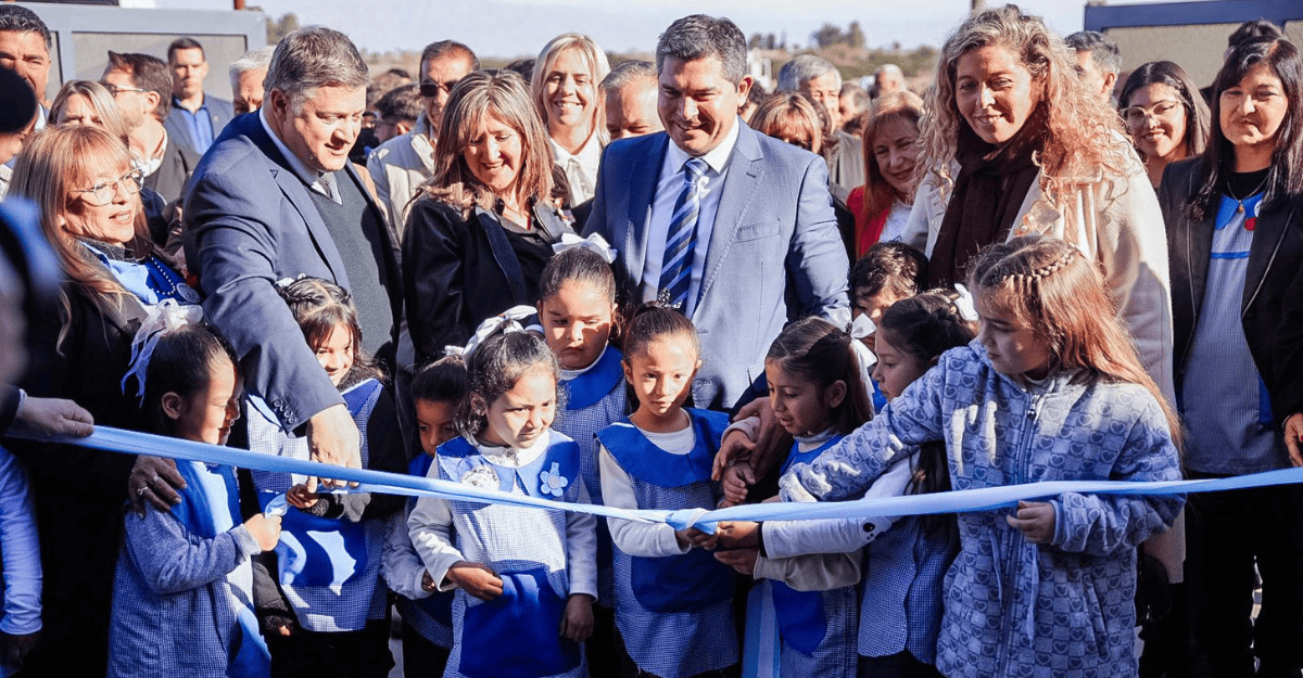 El gobernador Orrego inauguró el nuevo edificio de la Escuela de Nivel Inicial N° 54 Santa Rosa en 25 de Mayo