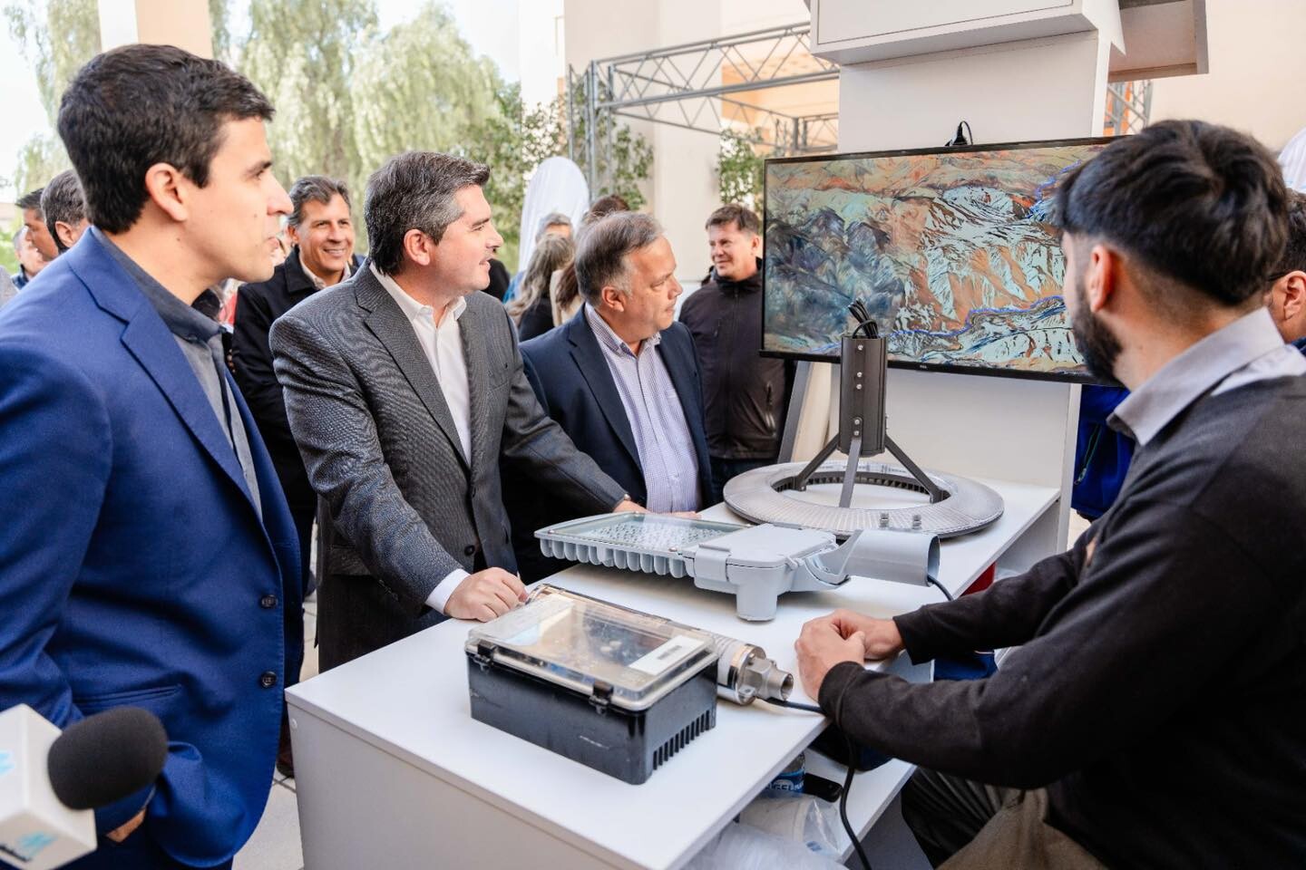 En su visita a la Expo Solar Juan el gobernador de la provincia destaco que San Juan es pionera en el desarrollo y uso de la energía solar