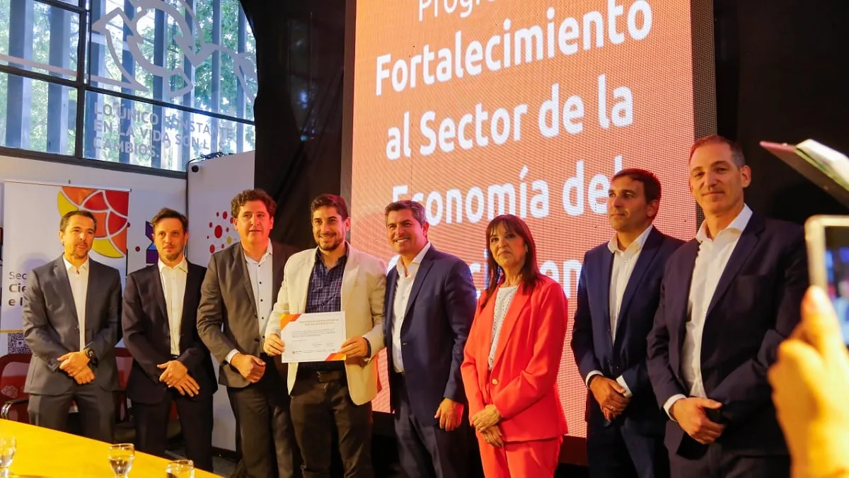 El gobernador Marcelo Orrego, junto al ministro de Producción, Innovación y Trabajo, Gustavo Fernández, anunció el lanzamiento del Programa Fortalecimiento del sector de la Economía del Conocimiento, para el que se destinarán por 0 millones