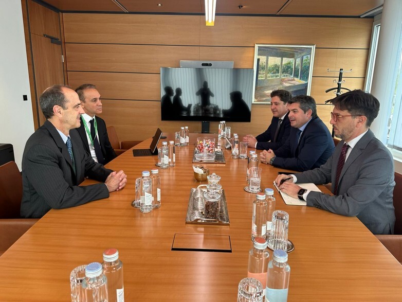 El gobernador Orrego fue recibido por autoridades de Glencore