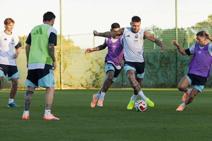 Cuatro bajas y un alta en la Scaloneta que entrenó en Alicante