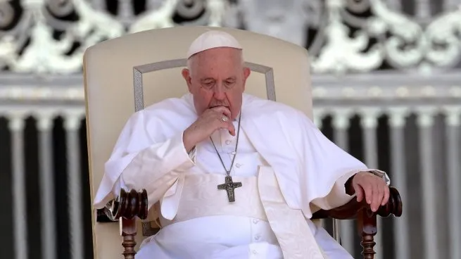 El Papa Francisco muestra una leve mejoría tras ser hospitalizado por neumonía bilateral