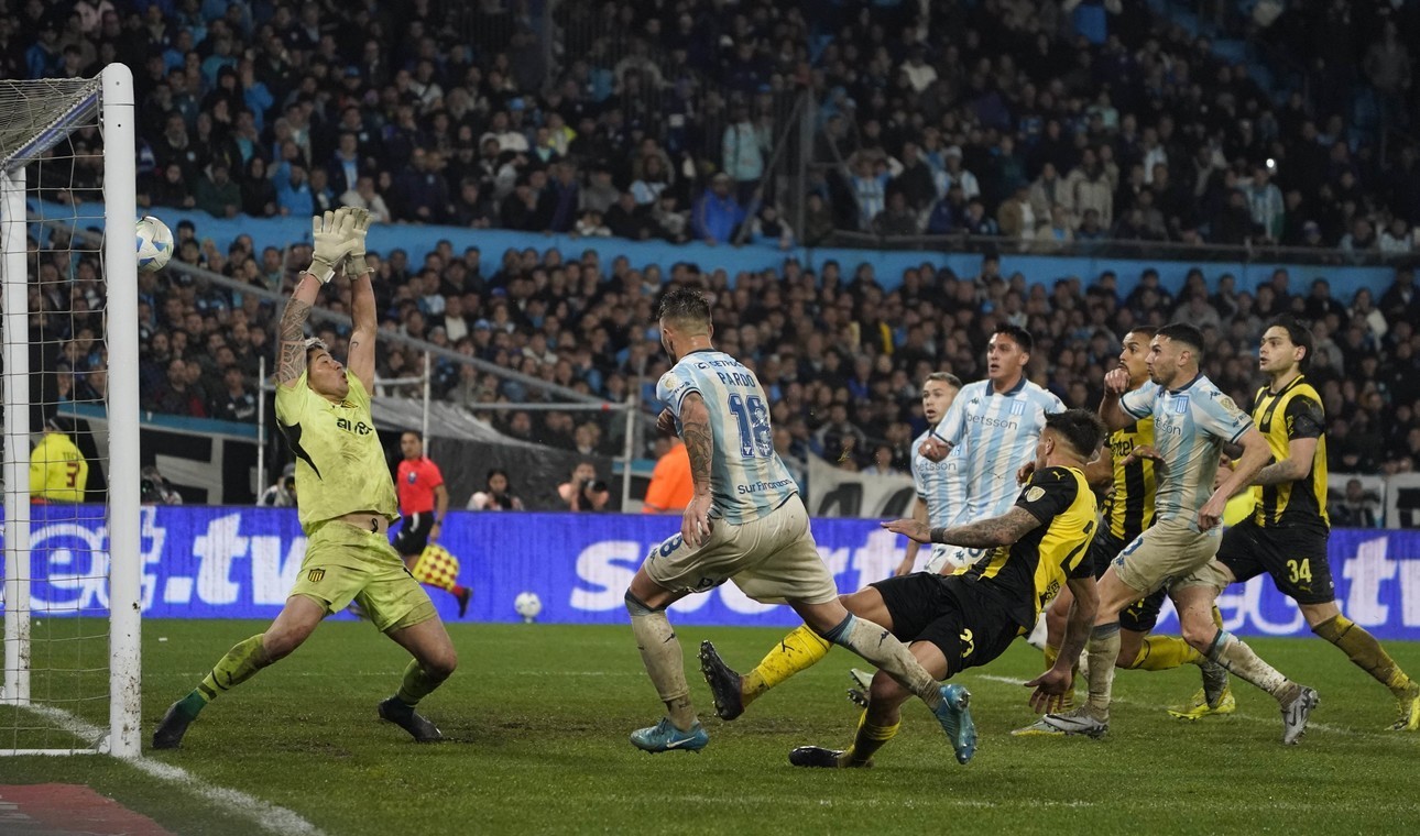 Racing pasó a Peñarol en la épica noche del Cilindro. Vélez también clasificó