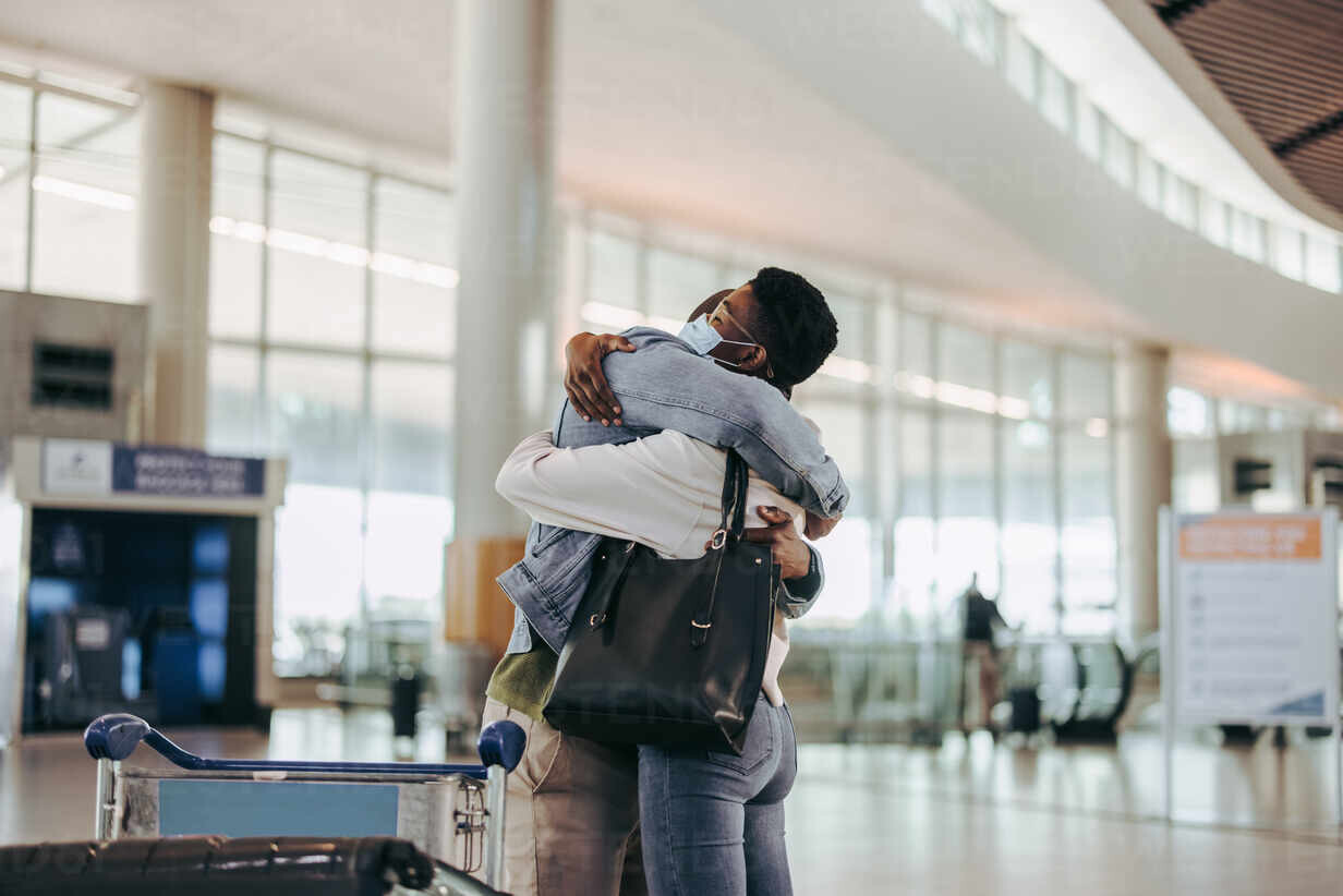 pareja-abrazandose-antes-de-partir-en-el-aeropuerto-esposa-dando-abrazo-de-despedida-a-su-marido-en-la-puerta-de-embarque-del-aeropuerto-JLPSF06019.jpg pareja-abrazandose-antes-de-partir-en-el-aeropuerto-esposa-dando-abrazo-de-despedida-a-su-marido-en-la-puerta-de-embarque-del-aeropuerto-JLPSF06019.jpg