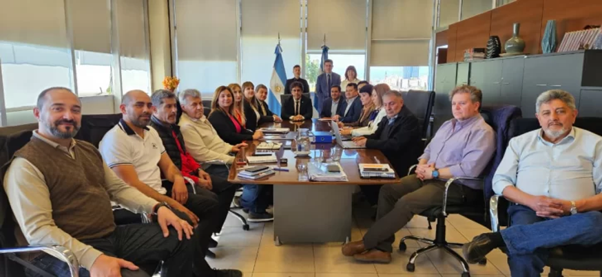 El Gobierno hizo una nueva propuesta a los gremios UDAP, UDA y AMET y volverán a reunirse el próximo Viernes 29 de Agosto.