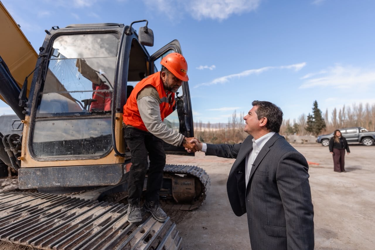 Orrego anunció en Iglesia la construcción del primer parque solar híbrido comunitario de San Juan