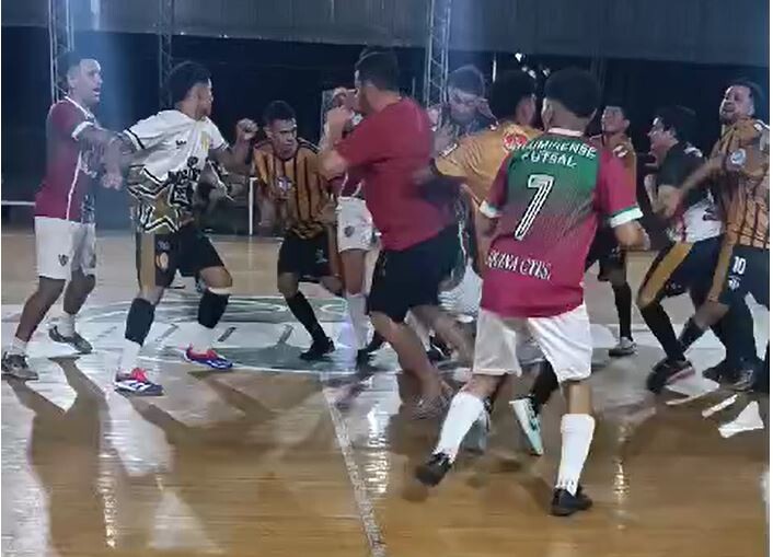 pelea-futsal-esquina.jpg Violencia entre jugadores durante torneo de futsal en Corrientes