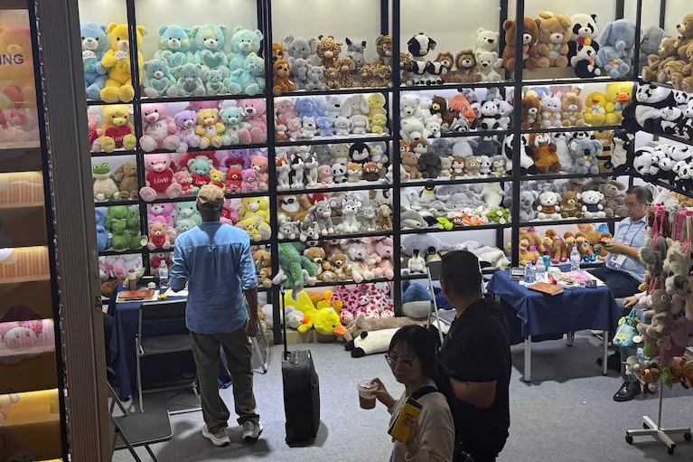 peluches-expuestos-en-un-stand-durante-la-feria-de-importacion-y-exportacion-de-china-conocida-comunmente-...on-en-guangzhou-provincia-de-guangdong-china-el-31-de-octubre-de-2025-foto-david-kirtonreuters-TMVPDNWXV6MTUPE6PHG7WEHSKU.webp peluches-expuestos-en-un-stand-durante-la-feria-de-importacion-y-exportacion-de-china-conocida-comunmente-...on-en-guangzhou-provincia-de-guangdong-china-el-31-de-octubre-de-2025-foto-david-kirtonreuters-TMVPDNWXV6MTUPE6PHG7WEHSKU.webp